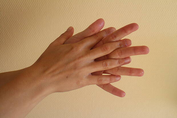 Alle Finger und Fingerzwischenräume müssen sorgfältig behandelt werden.