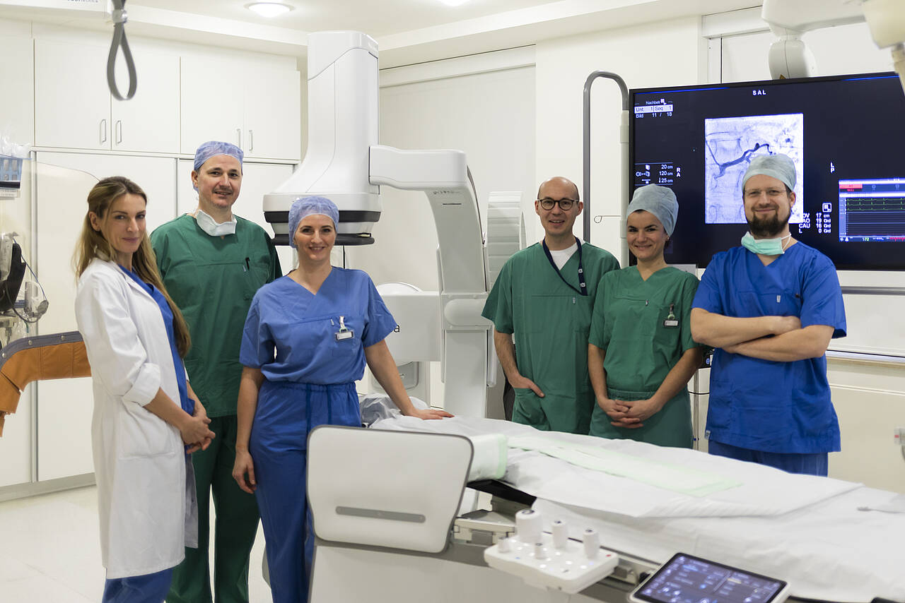 Klinikum Cracau nimmt zwei modernisierte Herzkatheterlabore in Betrieb Das Team der Kardiologie des Klinikums Cracau im Herzkatheterlabor