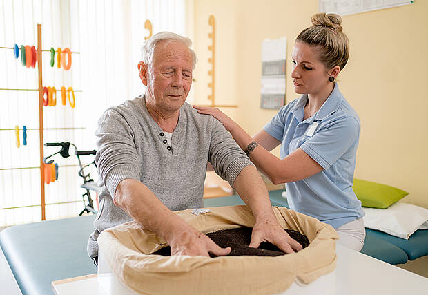 Gezielte Greifübungen – Ergotherapie im Klinikum in den Pfeifferschen Stiftungen Greifübungen in der Ergotherapie