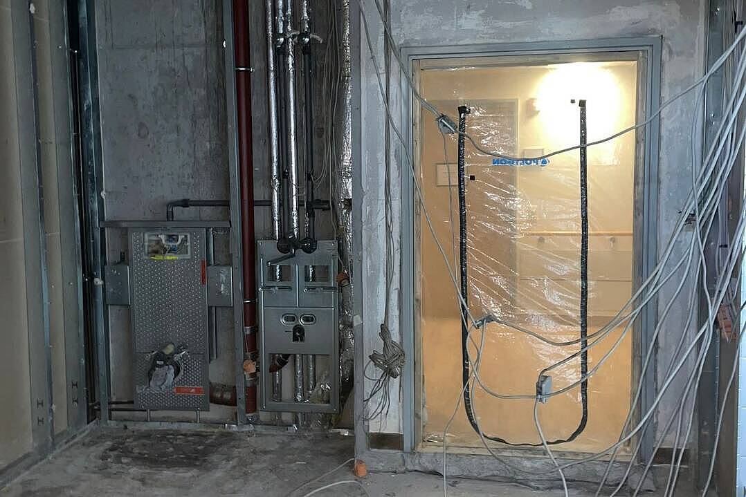 Station 1b im Klinikum Cracau soll noch im Oktober teilweise wieder öffnen Rohbau mit Vorwandelementen für WC und Waschbecken, freiliegenden Leitungen, Lüftungsrohr und einer mit Folie abgeklebten Tür