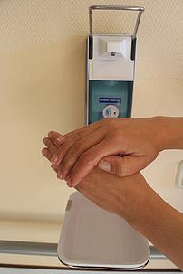 Verteilen Sie das Händedesinfektionsmittel, indem Sie es auf den Handflächen sowie über Hand– und Daumenrücken verreiben.