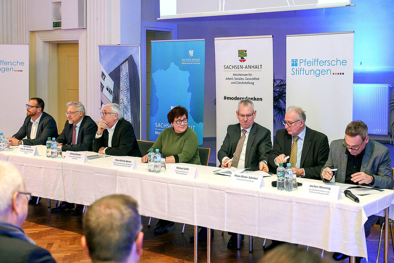 Vertragsunterzeichnung im Handwerkerheimsaal der Pfeifferschen Stiftungen Vertragsunterzeichnung im Handwerkerheimsaal der Pfeifferschen Stiftungen