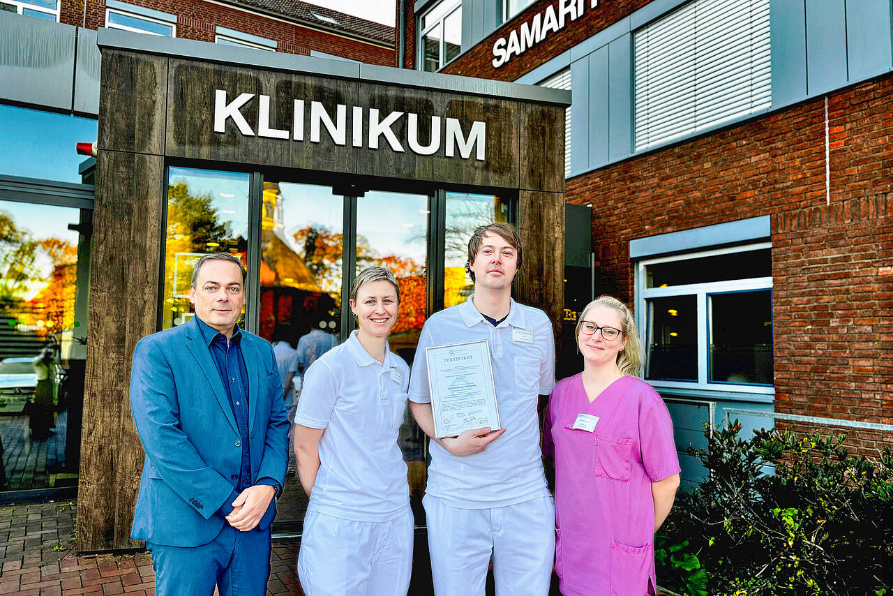 Zertifikat mit Auszeichnung für die Klinik für Geriatrie der Pfeifferschen Stiftungen Team der Klinik für Geriatrie der Pfeifferschen Stiftungen