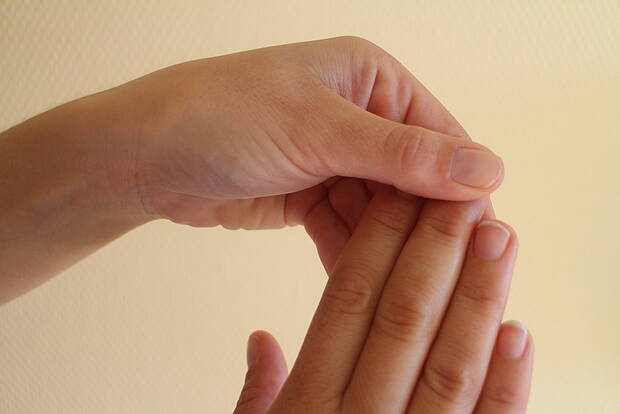 Auch das Nagelbett muss ausreichend benetzt und eingerieben werden.