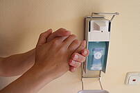 Verteilen Sie das Händedesinfektionsmittel, indem Sie es auf den Handflächen sowie über Hand– und Daumenrücken verreiben.