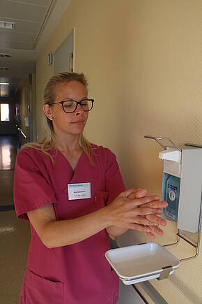 Das Desinfizieren der Hände ist einfach und verhindert die Übertragung der unsichtbaren Erreger.