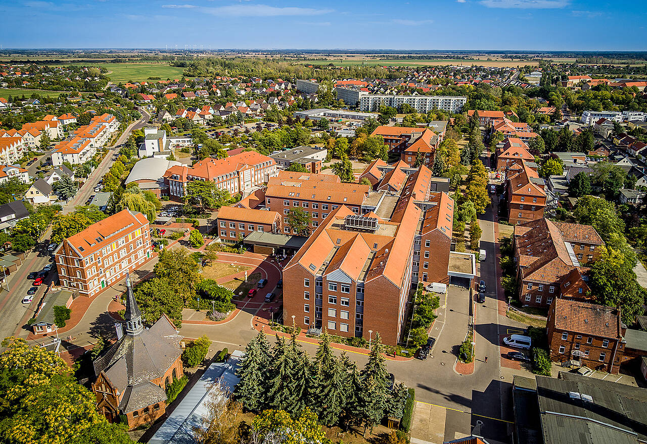 Pfeiffersche Stiftungen auf Kurs: Effizienzsteigerung, Zukunftsinvestitionen und nächste Schritte im Sanierungsprozess Luftbild in Druckauflösung