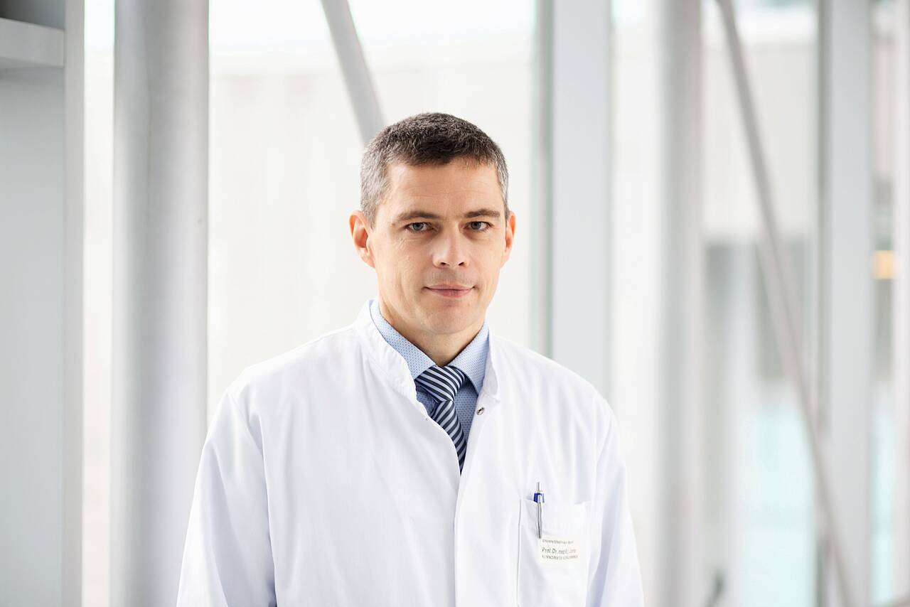 Prof. Croner ist Direktor der Universitätsklinik für Allgemein-, Viszeral-, Gefäß- und Transplantationschirurgie Professor Dr. med. Roland S. Croner