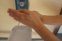 Verteilen Sie das Händedesinfektionsmittel, indem Sie es auf den Handflächen sowie über Hand– und Daumenrücken verreiben.