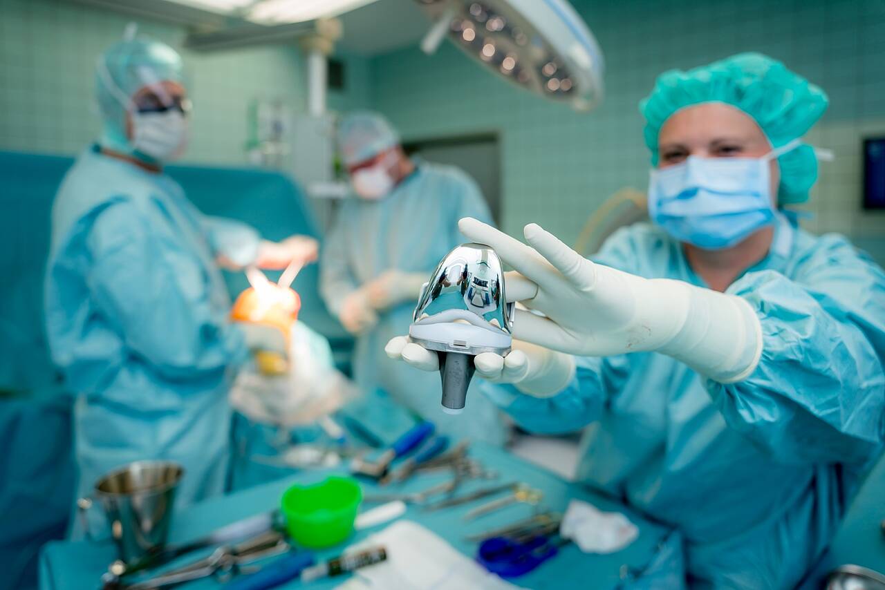 Einsatz eines künstlichen Kniegelenks in der Klinik für Orthopädie und Unfallchirurgie Ersatz eines Kniegelenks in der Klinik für Orthopädie der Pfeifferschen Stiftungen