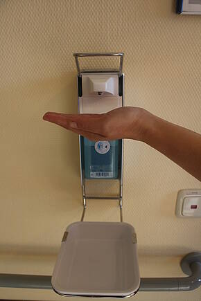 Entnehmen Sie eine ausreichende Menge Händedesinfektionsmittel, bis ein kleiner See in der hohlen Hand entsteht. (ca. 2x pumpen)