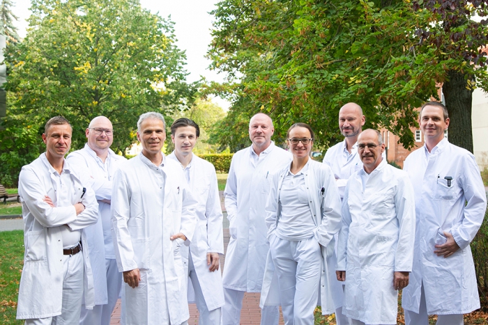 Schneller mobil, kürzer im Krankenhaus: „Fast Track“-Endoprothetik von Hüfte und Knie jetzt am Klinikum Cracau Das Team der Klinik für Orthopädie und Unfallchirurgie mit Chefarzt Prof. Dr. Nils Follak (fünfter von links) und Oberarzt Dr. Tobias Goldbach (erster von links). Fotografin: Sarah Kossmann / UMMD