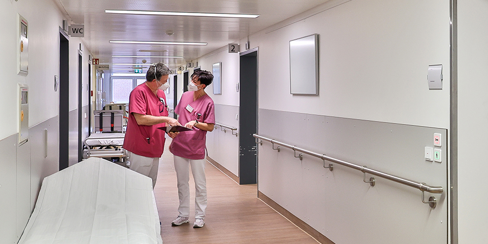 Kurzbesprechung auf den Fluren der Notaufnahme im Klinikum Pfeiffersche Stiftungen Notaufnahme Klinikum Pfeiffersche Stiftungen