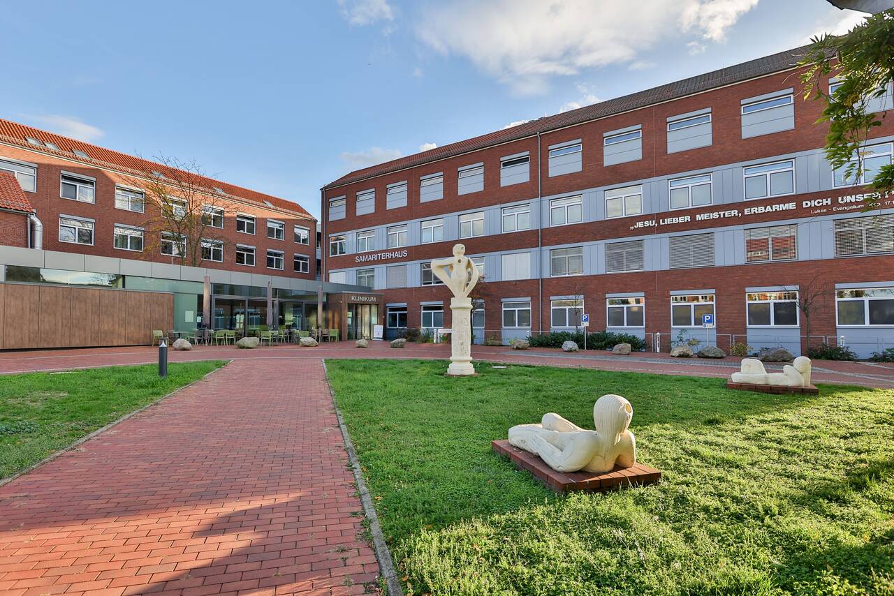 Insolvenzverfahren aufgehoben – Klinikum Cracau, Lungenklinik Lostau und MVZ Cracau sind neu aufgestellt Haupteingang des Klinikums in Cracau